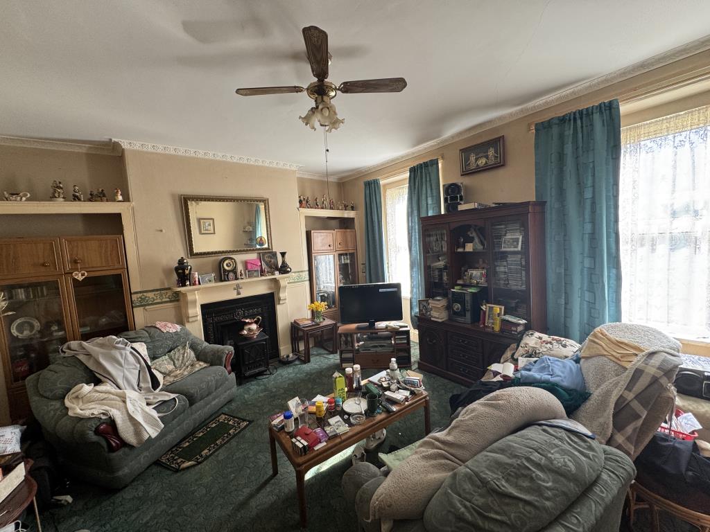 Lot: 14 - RESIDENTIAL INVESTMENT OPPORTUNITY - Living Room